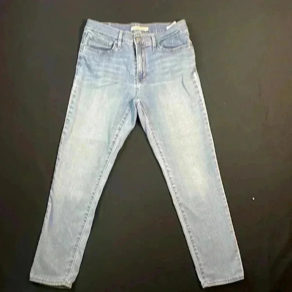 Levi’s women’s slimming skinny medium wash 5 pocket  jeans size 30